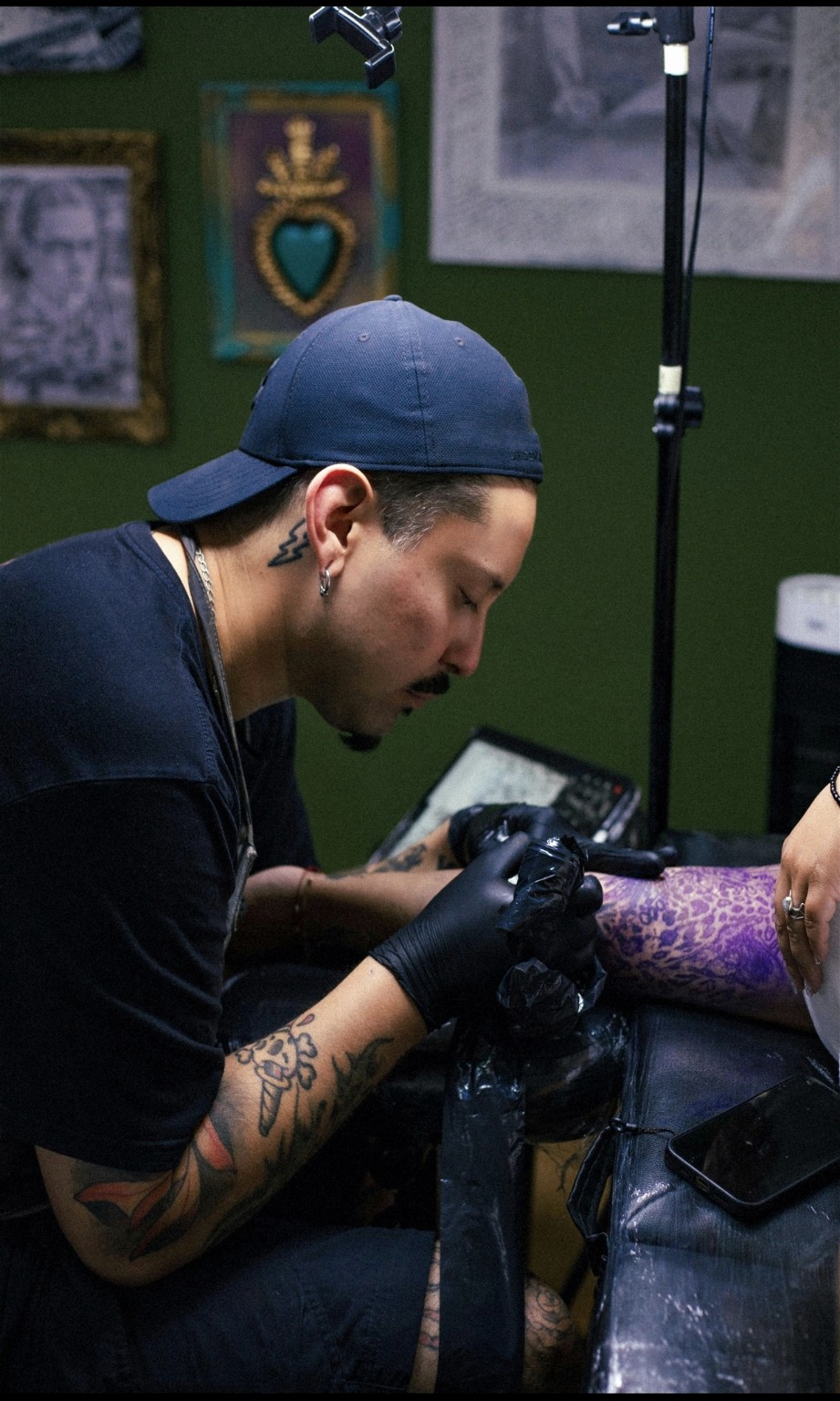 Franco Vidal trabajando en un tatuaje en el brazo de una clienta